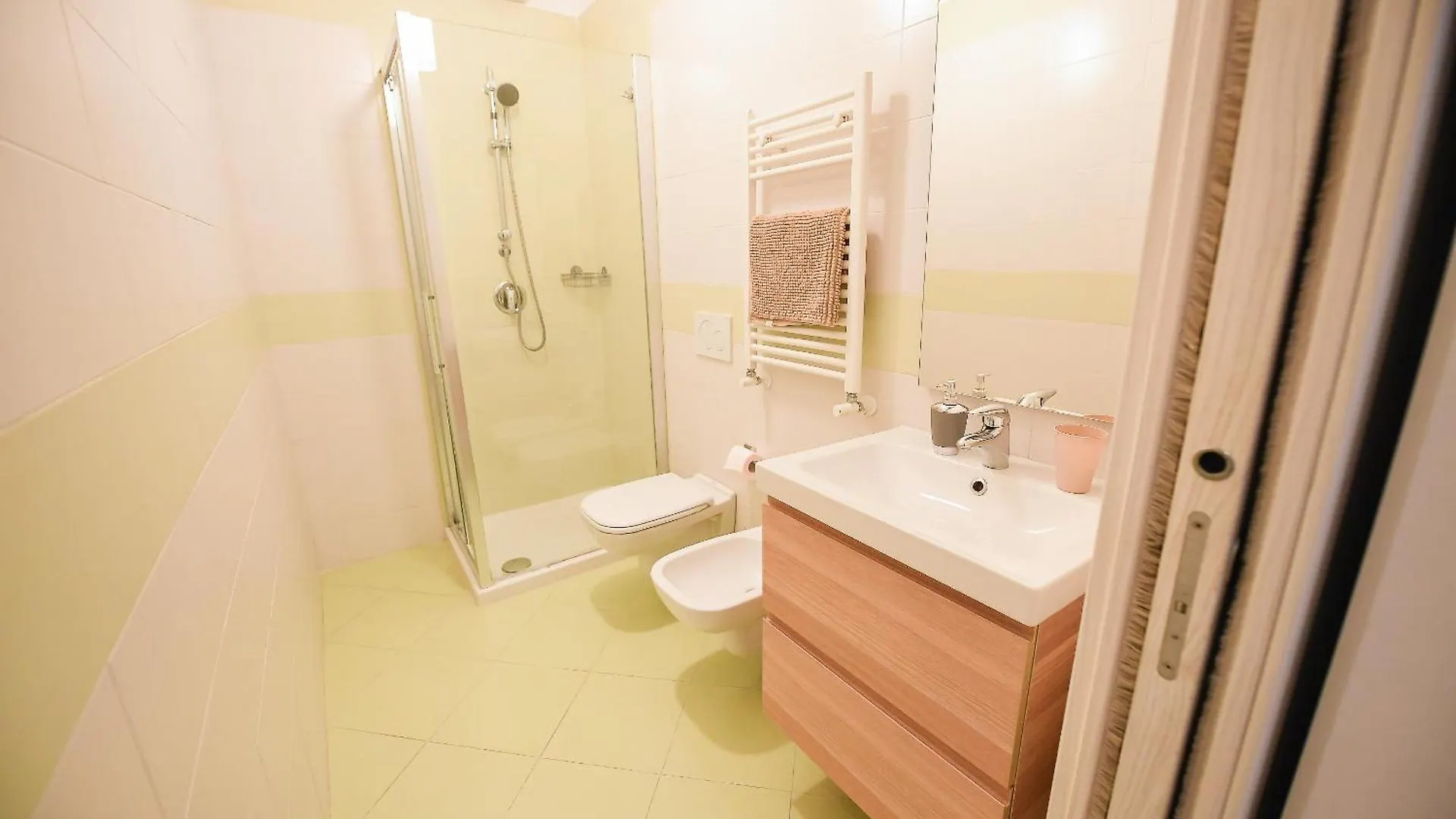 Karol Wojtyla Airport Bari Hotel Gæstehus