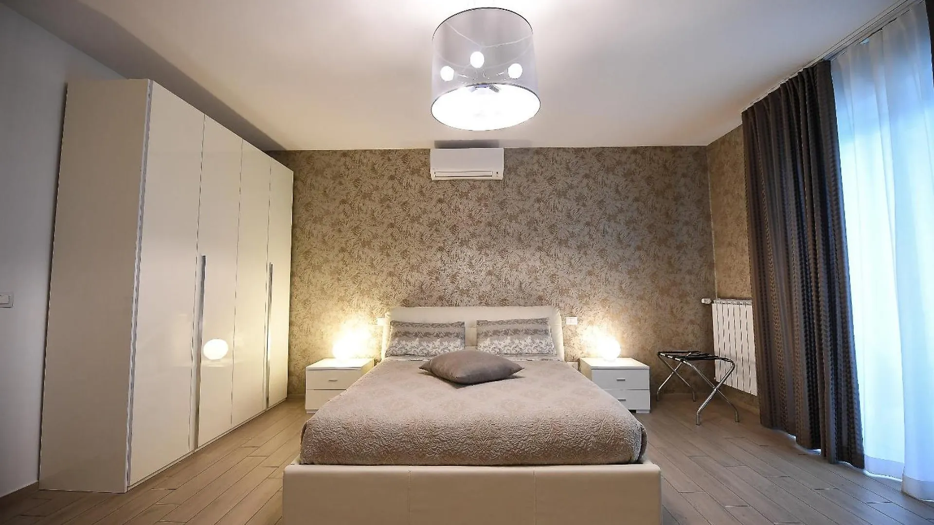 Karol Wojtyla Airport Bari Hotel Gæstehus